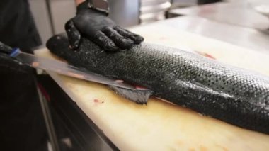 Restoran Mutfağında Balık Hazırlama.