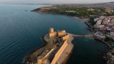Güney İtalya 'daki Kadim Castella Binası' nın Üzerinde Uçuyor . 