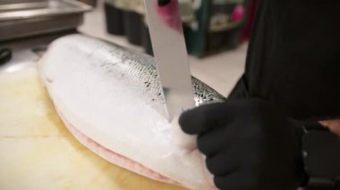Restoran Mutfağında Balık Hazırlama.