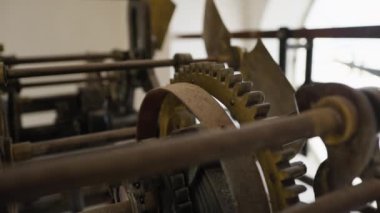 Eski bir mekanik saatin dişlileri.