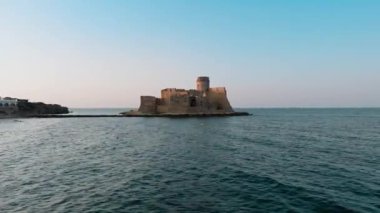 Eski Kale 'nin Altında Deniz Yüzeyi Hareket Ediyor .