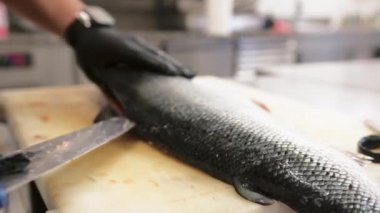 Restoran Mutfağında Balık Hazırlama.