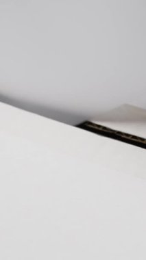 El, oy pusulasını kutuya yerleştirir.