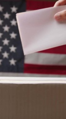 Amerikan oy kullanma merkezindeki asker.