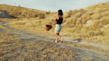 Doğada Yolu İzleyen Kadın .