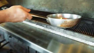 Şef tencerede sosu karıştırıyor. .