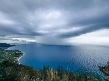 Kıyıya yakın okyanusta bulut patlaması