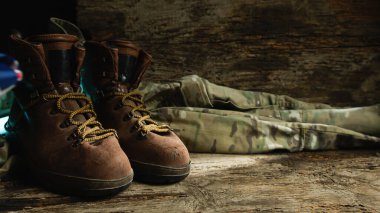 Gaziler Günü için bot şapkası ve ABD bayrağı yakın..