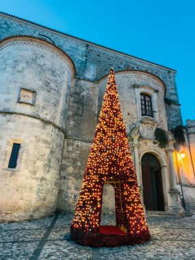 Noel Ağacı ve Eski Kilisenin Yakınındaki Dekorasyonlar .