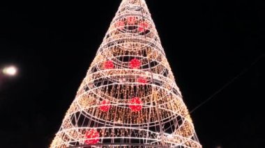 Kırmızı Zarif Noel Ağacı 'nın Ayrıntıları . 