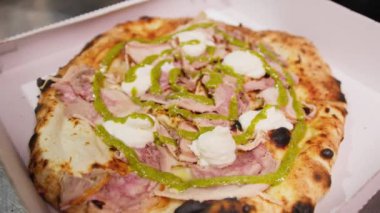 Pizzayı tamamlaması için şefe yeşil fıstık sosu.. 