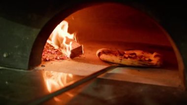 İtalyan ahşabı pizza fırını.
