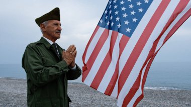 Yaşlı gazi, savaşta kaybettiği ortakları için dua ediyor..