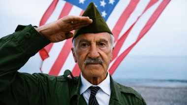 Üniformalı Şık Usta Askeri Selamlama Yapıyor.