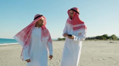 İki Şeyh Birlikte Bir Gelecek Planlıyor . 