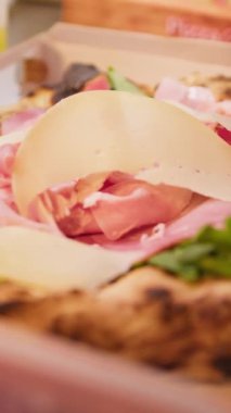 Jambonlu ve sebzeli pizza. . 