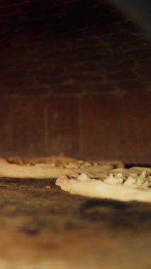 İtalyan ahşabı pizza fırını.