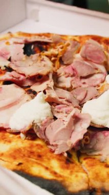 Şef pizzaya Mozzarella sosu ekliyor. . 