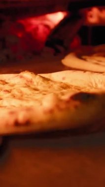 İtalyan ahşabı pizza fırını.