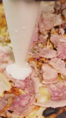 Kızarmış domuz eti ve Mozzarella soslu pizza..