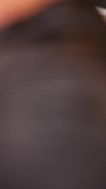 Şef pizzanın üstüne taze malzemeler koyuyor. . 