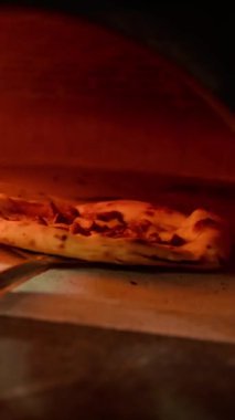 İtalyan ahşabı pizza fırını.