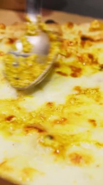 Şef, pizzayı jambon ve sosla tanımlıyor.. 