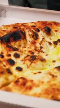 Profesyonel Şef pizzayı doğuma hazırlıyor.. 