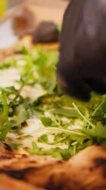 Kuru domates ve jambonlu renkli pizza tabağı. .