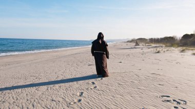 Rahip Deniz suyuna gidiyor. . 