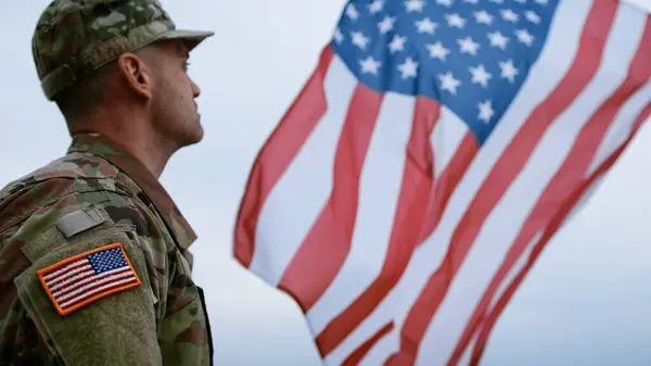 ABD 'nin Sembolü Olarak Özgürlüğü Onurlandıran Asker.