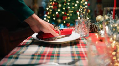 Noel yemeği için masayı.