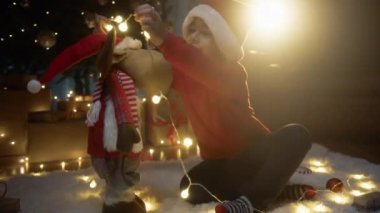 Çocuk Noel kuklasına ışık tutuyor. . 