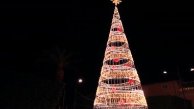 Şehirde Noel Gecesi Ağacı parlatır .