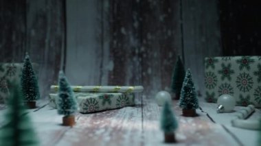 Noel hediyeleri ve süslemelerde kar .