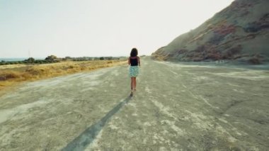 Doğada Hızlı Koşan Kadın . 
