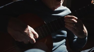 Yaşlı Adam Gitar Müziğinden Hoşlanıyor 