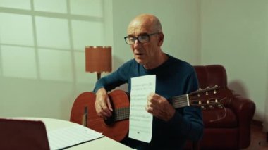 Yaşlı Adam Gitar Müziğinden Hoşlanıyor 