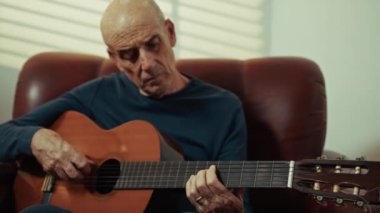 Yaşlı Adam Gitar Müziğinden Hoşlanıyor 