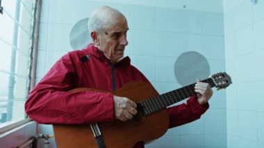 Gitarla Evde Deney Yapan Adam . 