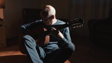 Yaşlı Adam Gitar Müziğinden Hoşlanıyor 