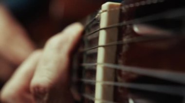 Yaşlı Adam Gitar Müziğinden Hoşlanıyor 