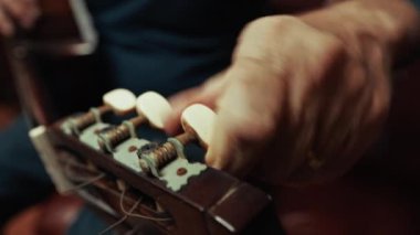 Yaşlı Adam Gitar Müziğinden Hoşlanıyor 
