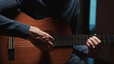 Yaşlı Adam Gitar Müziğinden Hoşlanıyor 