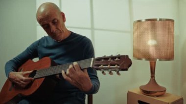 Yaşlı Adam Gitar Müziğinden Hoşlanıyor 