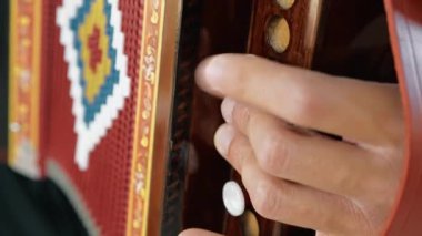 Adam açık havada akordeon oynarken 