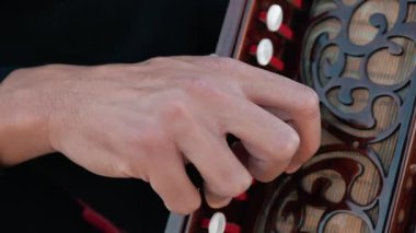 Adam açık havada akordeon oynarken 