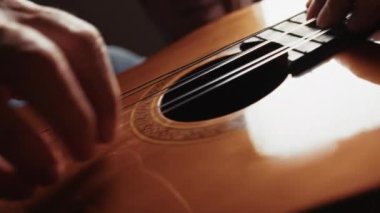 Yaşlı Adam Gitar Müziğinden Hoşlanıyor 