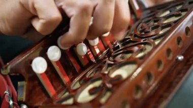 Adam açık havada akordeon oynarken 