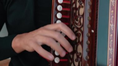 Adam açık havada akordeon oynarken 